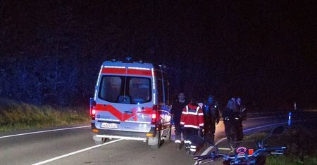 Niemcy. Pijany wypadł z bagażnika. Koledzy nie pomogli