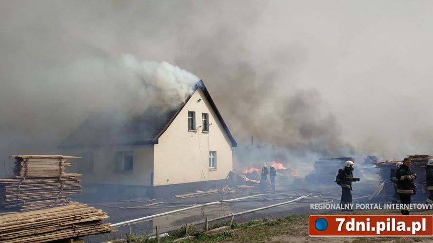 Pożar tartaku w Brzostowie przeniósł się na pobliski dom jednorodzinny