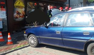 Rydułtowy. Kierowca pomylił biegi. Wjechał w piekarnię