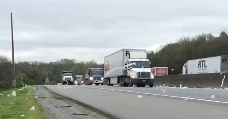 USA. Tysiące rolek papieru toaletowego na autostradzie