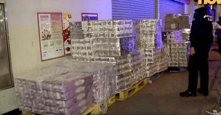 Efekt koronawirusa. Po papier toaletowy z bronią w ręku