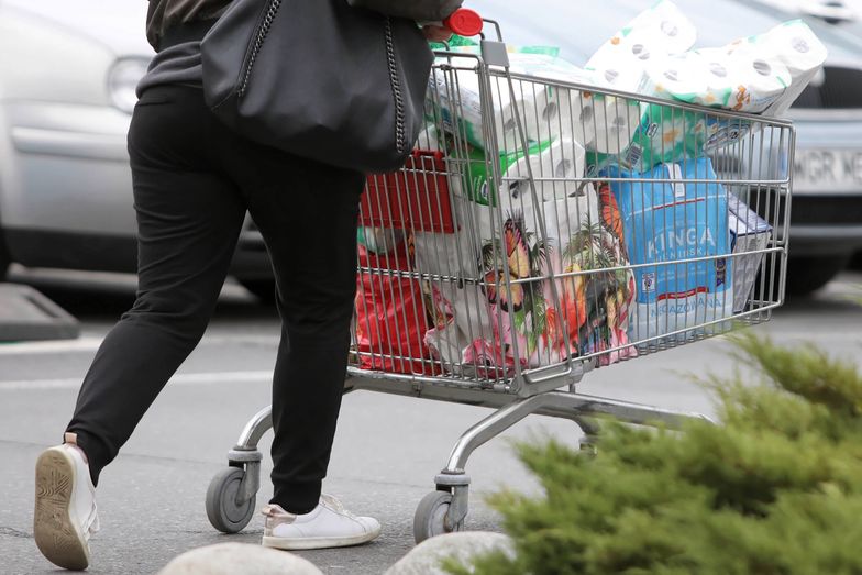 Polacy przed wybuchem pandemii robili wzmożone zakupy. Na zapas kupowali też papier toaletowy