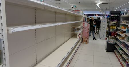 Dlaczego Polacy rzucili się na papier toaletowy? Kompletnie irracjonalne, stadne zachowanie