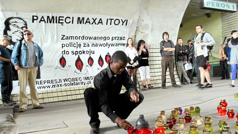 Po śmierci Itoyi jego znajomi składali znicze w tunelu