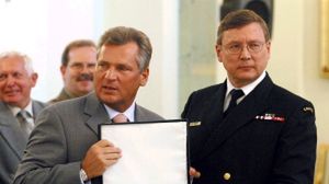 Komandor Kanadyjskiej Marynarki Wojennej Stuart D. Andrews, dziekan Korpusu przy SHAPE, wręcza prezydentowi symboliczny upominek