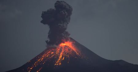 Erupcja wulkanu Krakatau. Wybuch było słychać 150 km dalej