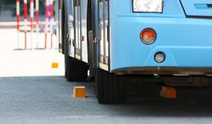 Szczecin: kierowca zignorował czerwone światło. Było już widać pociąg