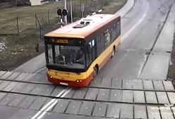 O krok od tragedii. Autobus na przejeździe tuż przed pociągiem