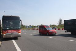 Autobus cofał się na autostradzie