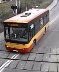 O krok od tragedii. Autobus na przejeździe tuż przed pociągiem