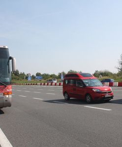 Autobus cofał się na autostradzie