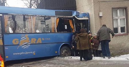 Karpacz. PKS wbił się w budynek. Są ranni