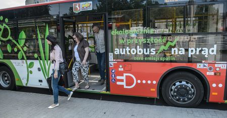 Zwrócił uwagę nastolatkom, by nie pchali się do trolejbusu. Dostał w twarz od 14-latka