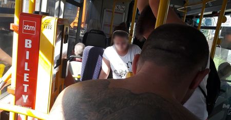 Kierowca autobusu wyprosił w upał matkę z dzieckiem. "Brawo ZTM"
