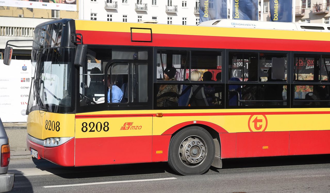 Warszawa Włochy. Autobus staranował kilka samochodów