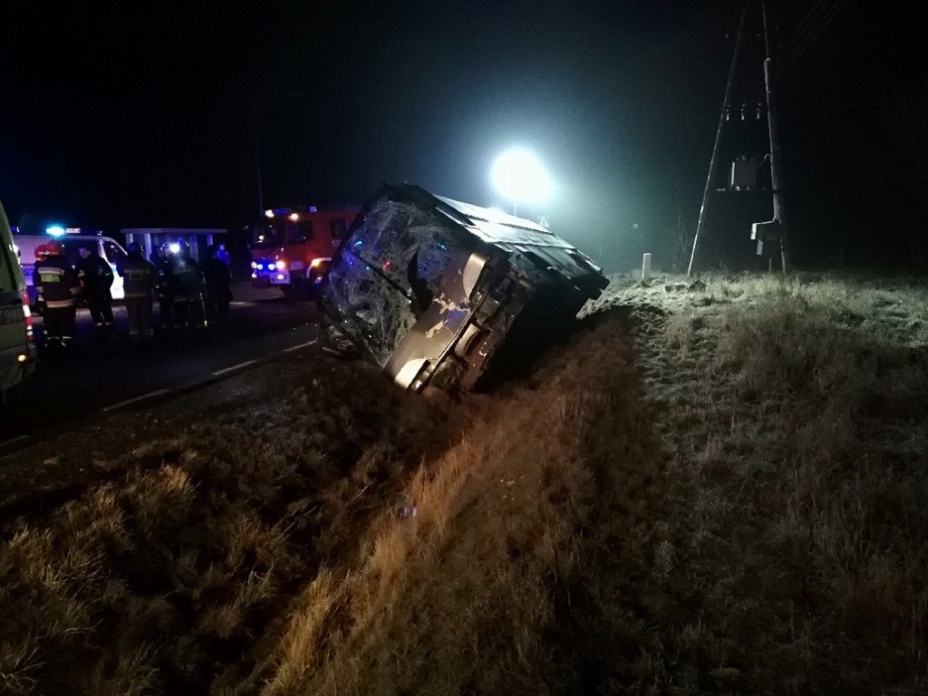 Tragiczny wypadek pod Poddębicami. 1 osoba nie żyje, 2 są ranne