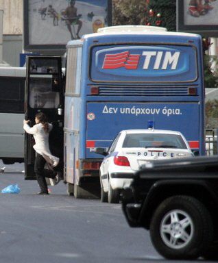 Porywacze autobusu poddali się - zakładnicy na wolności