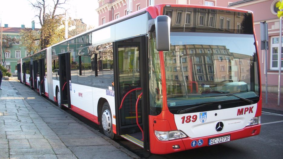 Do wypadku doszło, ponieważ rowerzysta zajechał drogę autobusowi