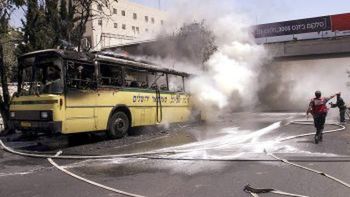 Strażacy dogaszają autobus