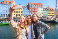 Młodzi Polacy chętnie podróżują, ale nie wyobrażają sobie wakacji bez smartfona