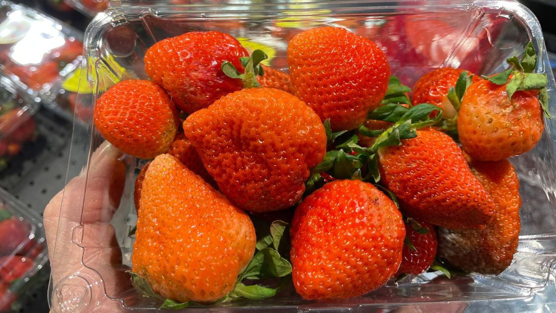 Owoce w pudełku- Pyszności; źródło: Adobe Stock