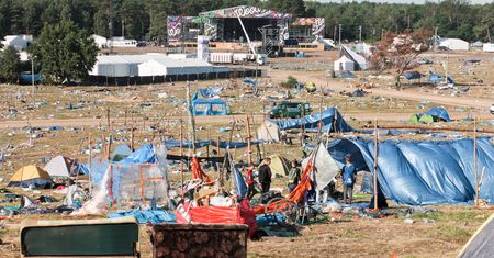 Muzyka na Woodstock ucichła. Zostały śpiochy i tony śmieci