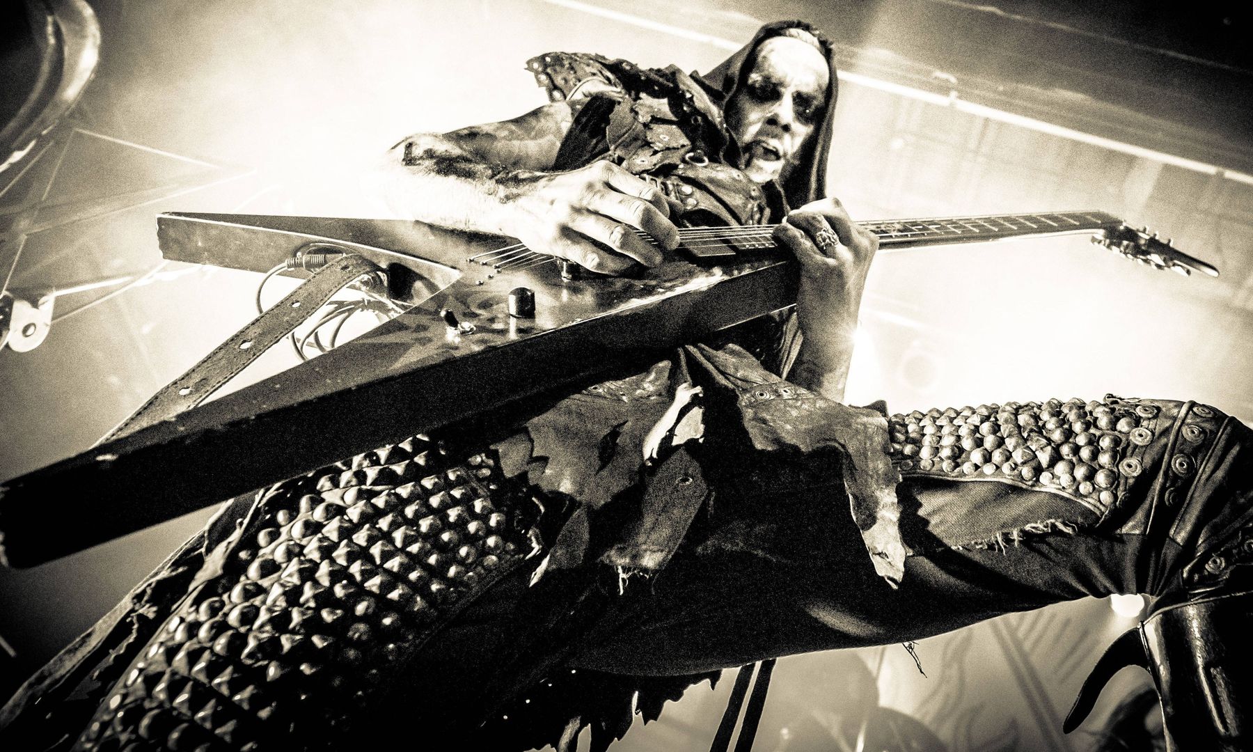 Behemoth rozsypał na scenie prochy zmarłego fana. Fani zachwyceni