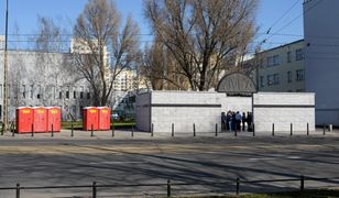 Czerwone wychodki stanęły przy pomniku Umschlagplatz