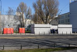 Czerwone wychodki stanęły przy pomniku Umschlagplatz