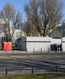 Czerwone wychodki stanęły przy pomniku Umschlagplatz