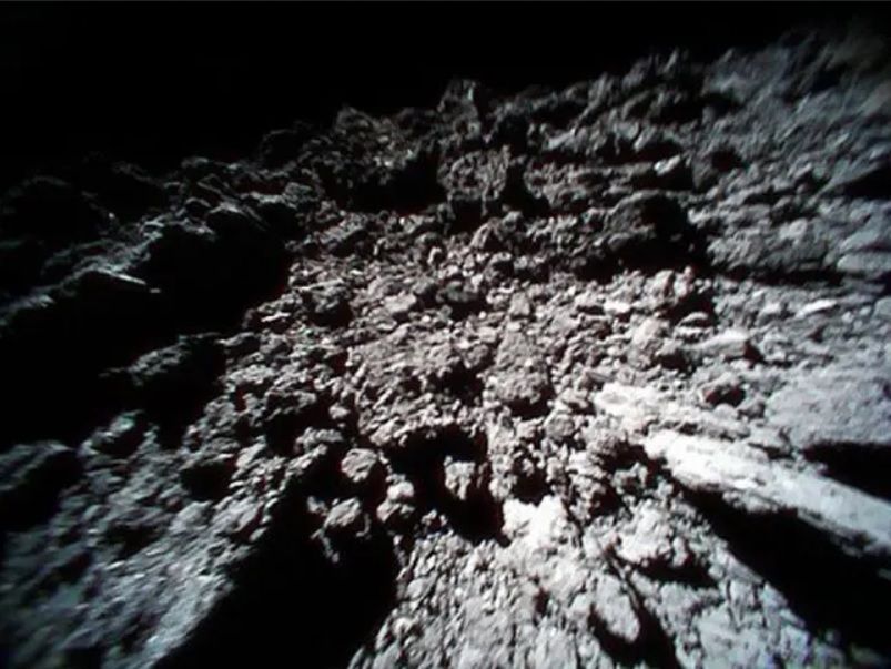W lutym 2019 sonda Hayabusa-2 zbombardowała powierzchnię asteroidy Ryugu. A następnie na niej wylądowała
