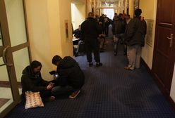 Dantejskie sceny w podlaskim urzędzie. Cudzoziemcy śpią w namiotach, pilnują kolejki