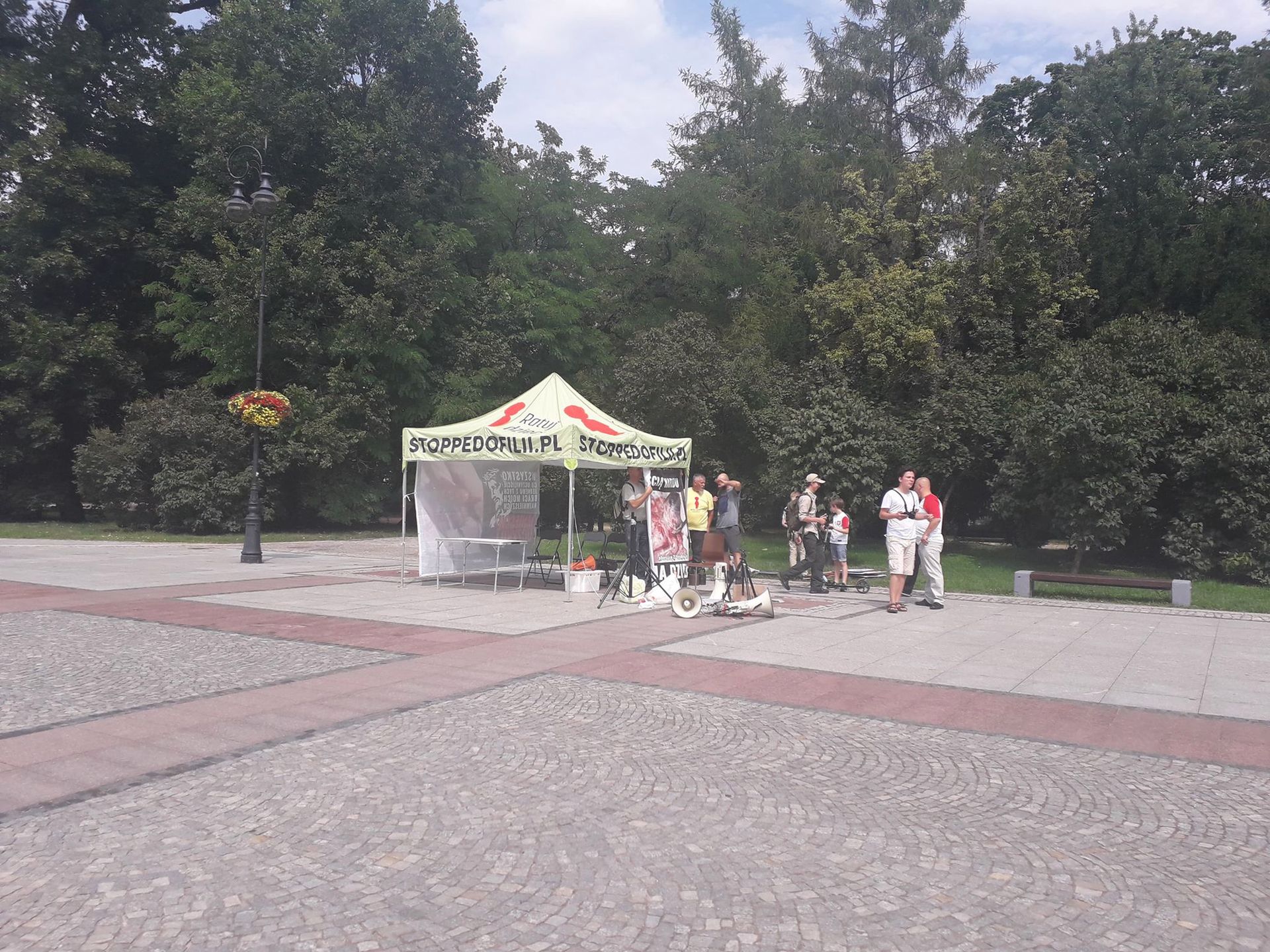 Białystok. Kontrmanifestacja w pobliżu wiecu "Polska przeciw przemocy", organizowanego przez lewicę 