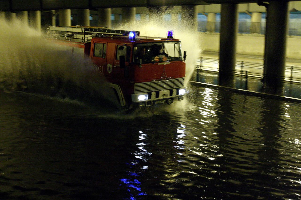 Ambulans z rodzącą utknął na zalanej ulicy. Policjanci nieśli kobietę na rękach