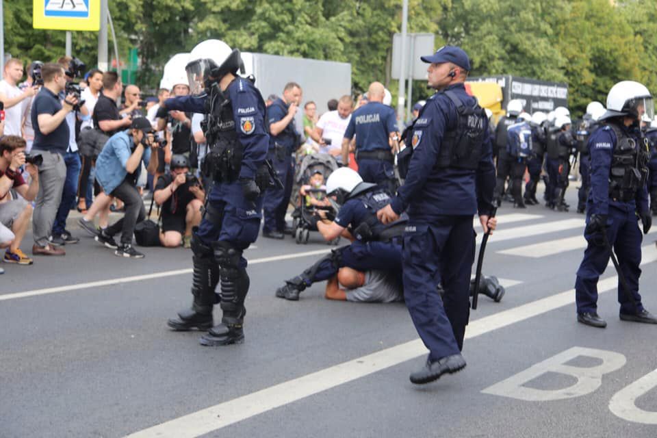 Białystok. Kordony policji i petardy. Niespokojnie na Marszu Równości