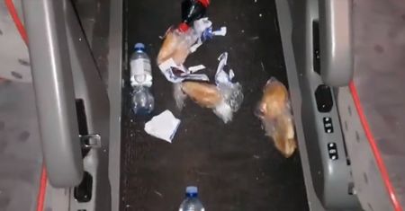 Dzieci pojechały na wycieczkę. Zostawiły autokar w przerażającym stanie