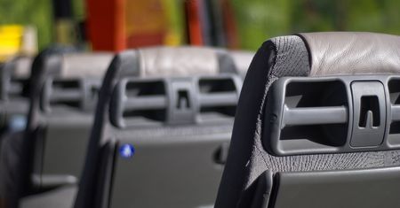 Kierowca zmarł, pasażerowie są ranni. Na Pomorzu drzewo przewróciło się na busa