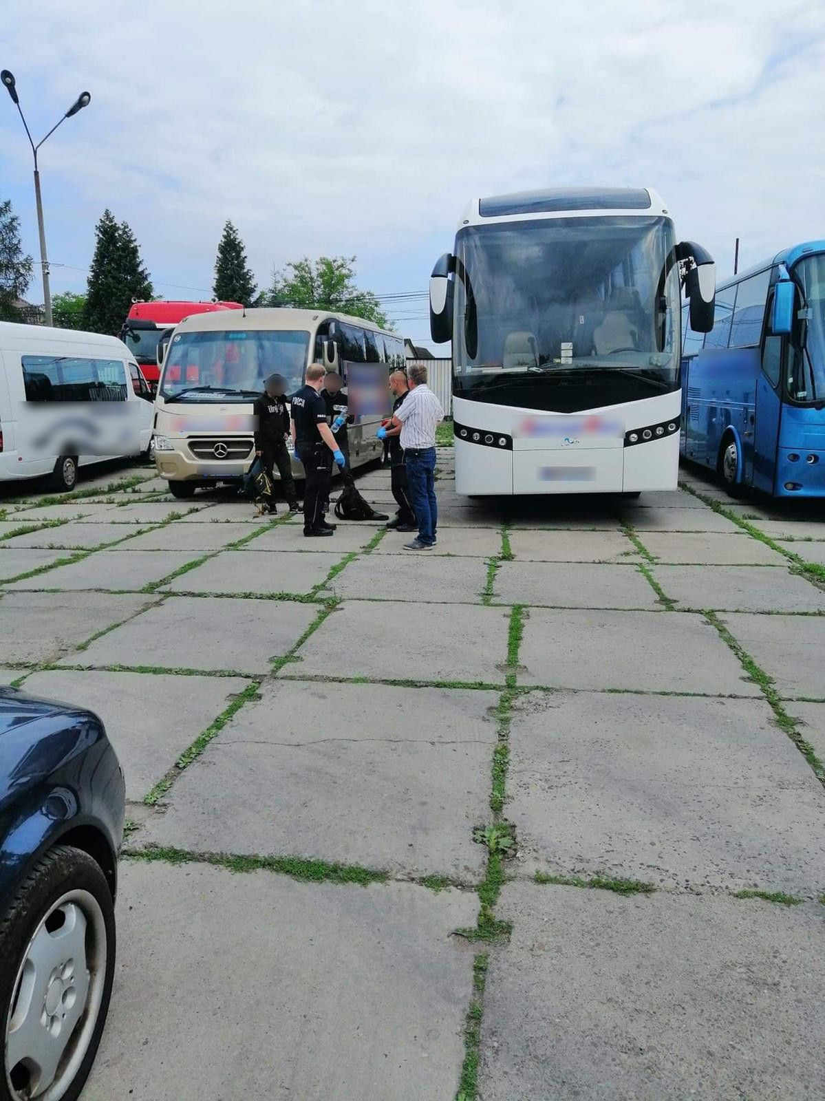 Ukryli się pod podwoziem autokaru. Zatrzymano Algierczyków i Syryjczyka