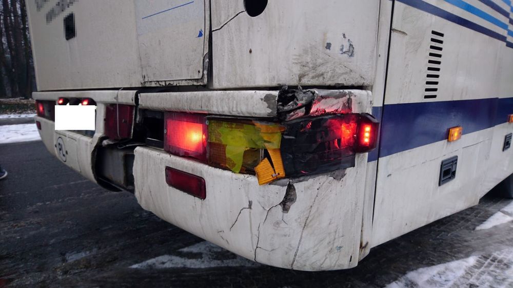 Uszkodzony autokar miał wozić dzieci. Kierowca naprawił go taśmą