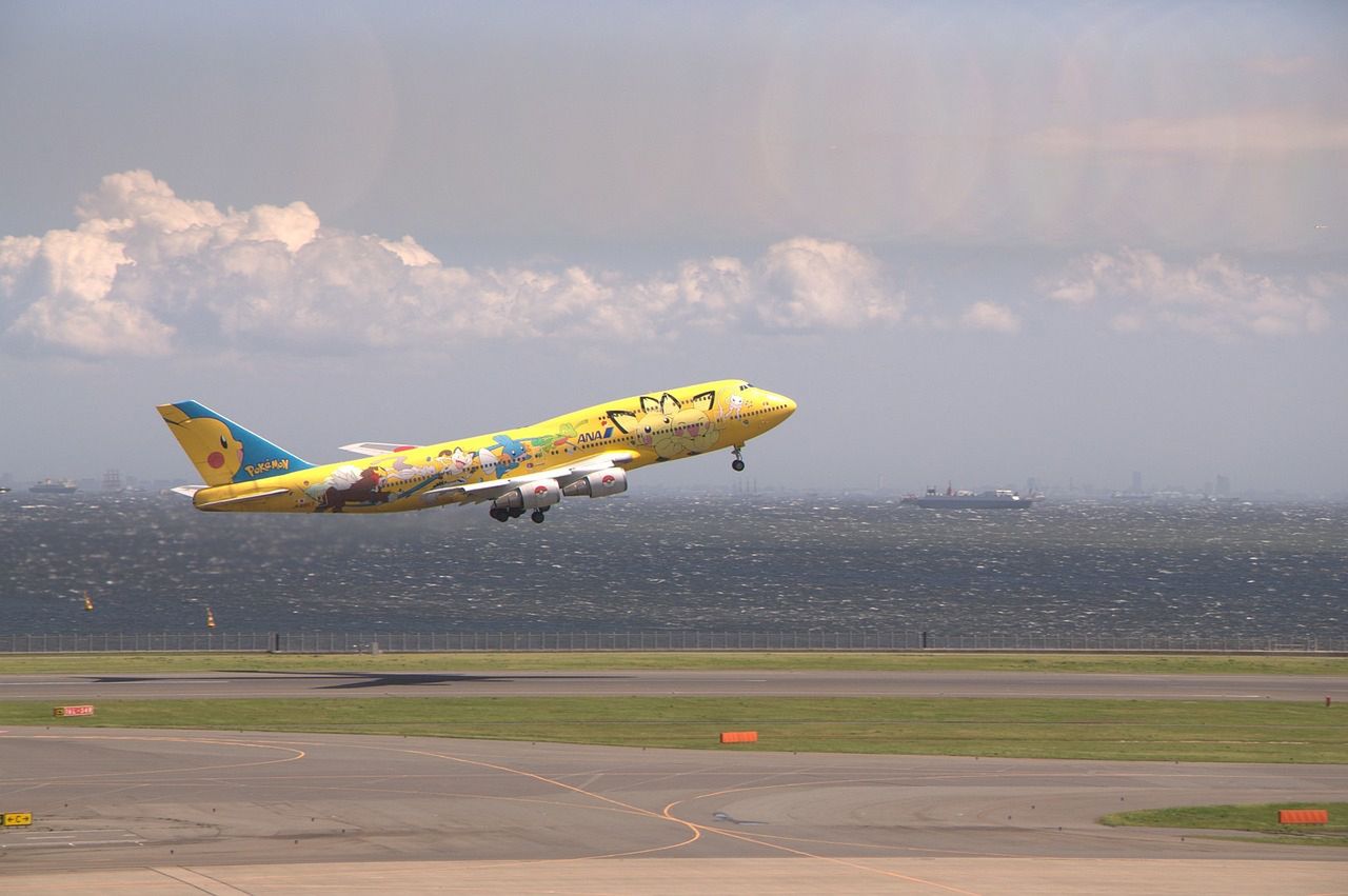 Samolot startujący z portu lotniczego Tokio-Haneda