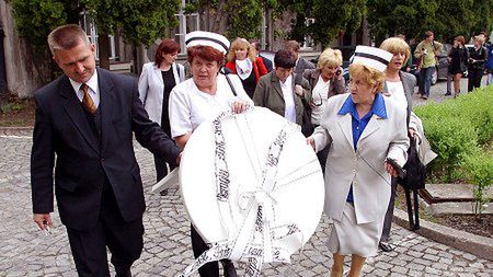 Okrągły stół obwiązany żałobnymi wstęgami podarowały ministrowi zdrowia pielęgniarki