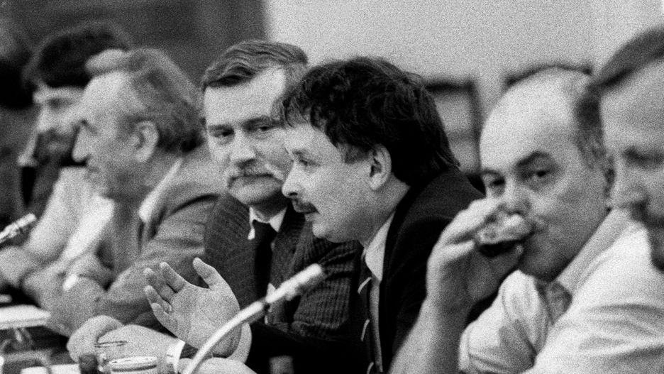 Komisja Porozumiewawcza Okrągłego Stołu. Na zdjęciu (od lewej): Władysław Frasyniuk, Tadeusz Mazowiecki, Lech Walesa, Lech Kaczyński i Jacek Kuroń.