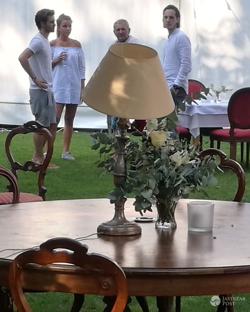 Stylowa lampka i kwiaty na ślub Małgorzaty Rozenek
