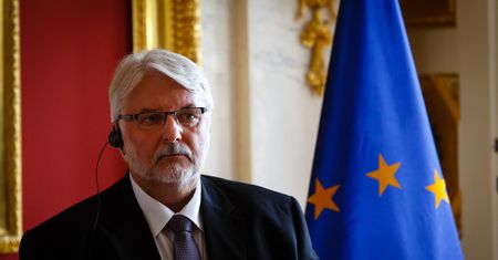 W dyplomacji PiS nie trzeba znać języków obcych, wystarczy jeden. Kontrowersyjna zmiana