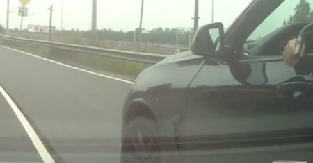 Cwaniak w BMW groził bronią kierowcy. Ten chciał tylko przepuścić pieszego