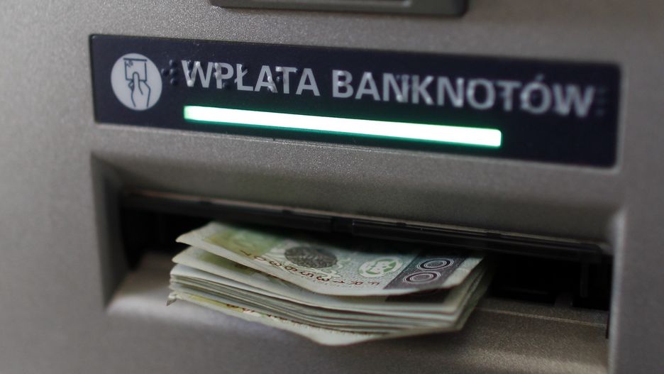 Związek Banków Polskich nie prowadzi statystyk dotyczących reklamacji na działanie wpłatomatów.