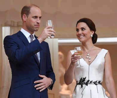 Uśmiechnięci Kate i William na balu w Łazienkach Królewskich. Księżna założyła kreację polskiej projektantki