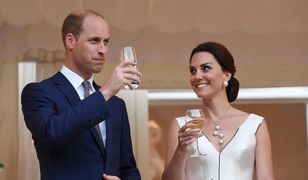 Uśmiechnięci Kate i William na balu w Łazienkach Królewskich. Księżna założyła kreację polskiej projektantki