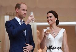 Uśmiechnięci Kate i William na balu w Łazienkach Królewskich. Księżna założyła kreację polskiej projektantki