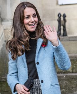 Kate Middleton w niebieskim płaszczu Mulberry